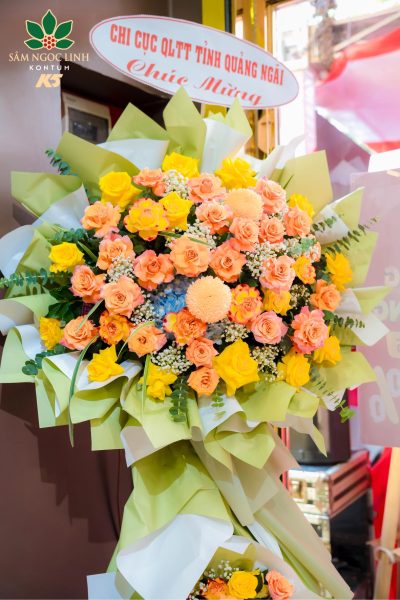 Những lẳng hoa chúc mừng của đại diện các cấp, chính quyền địa phương.