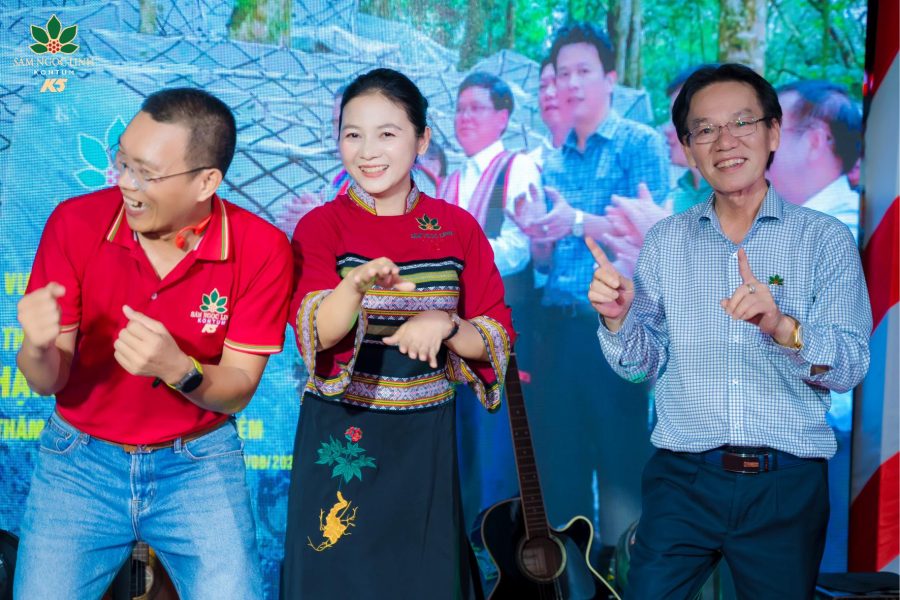 Thành viên của K5 vui văn nghệ tại ngày khai trương.