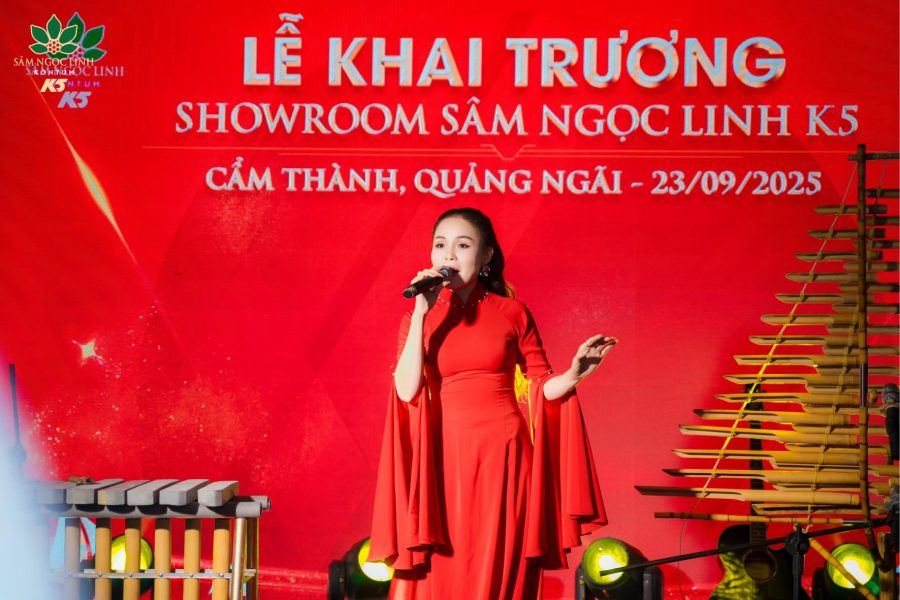 Tiết mục hát mừng khai trương showroom Quảng Ngãi.