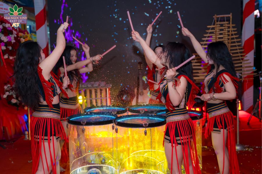 Biểu diễn văn nghệ mừng khai trương.