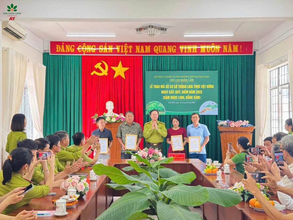 Đại diện Sâm Ngọc Linh K5 nhận chứng nhận mã số vùng trồng.