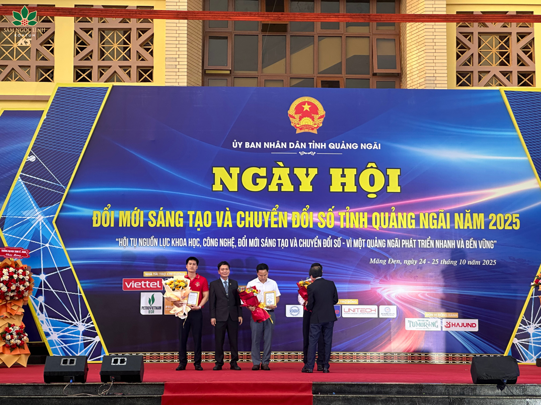 Đại diện K5 nhận hoa kỷ niệm từ Ban Tổ chức sư kiện.