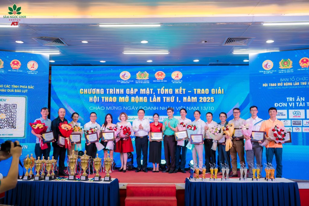 Đại diện K5 nhận kỷ niệm chương từ Ban Tổ chức Hội thao mở rộng.