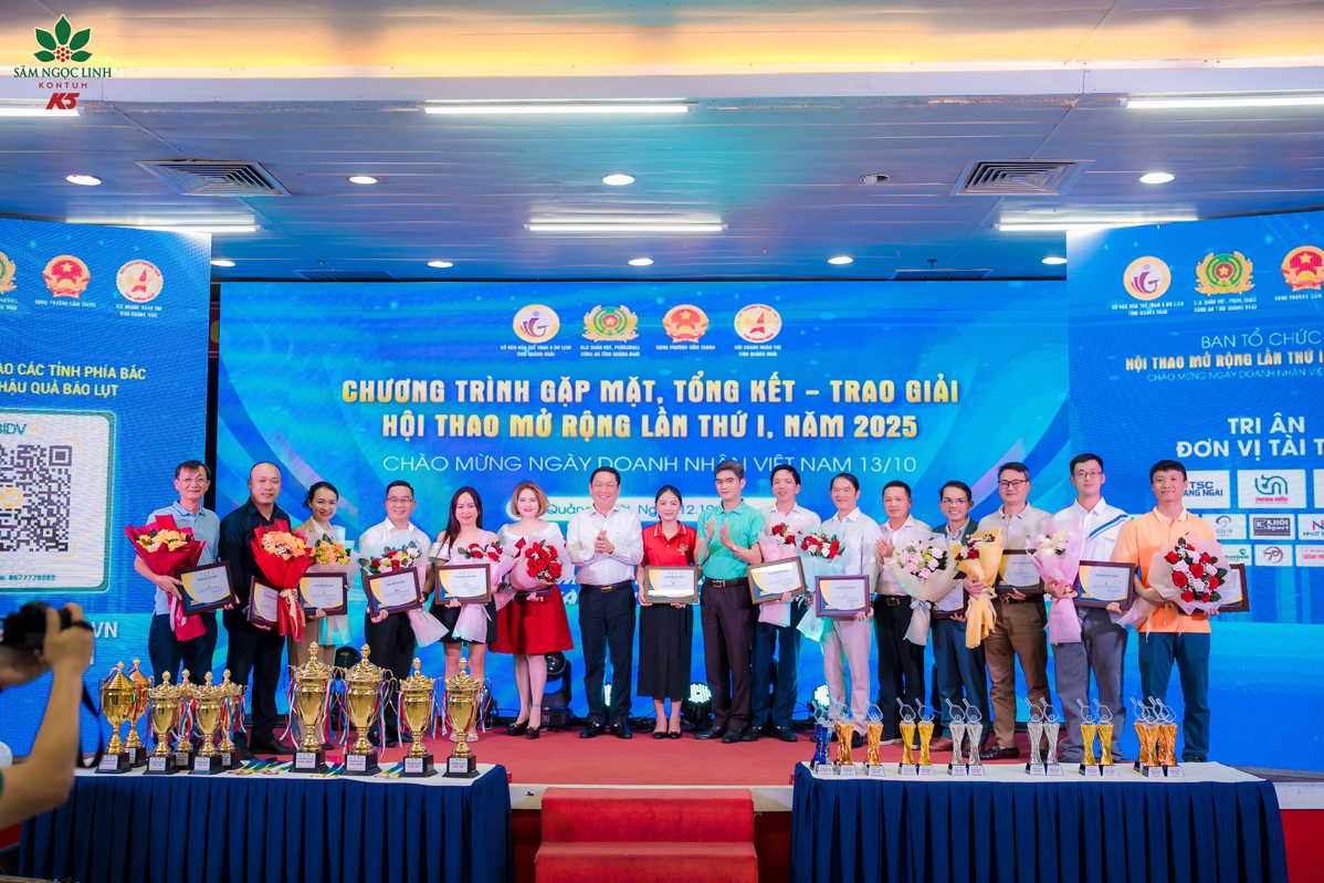 Đại diện K5 nhận kỷ niệm chương từ Ban Tổ chức Hội thao mở rộng.
