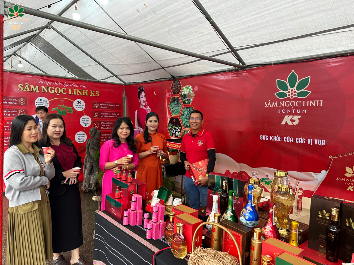 Khách hàng check in tại gian hàng K5.