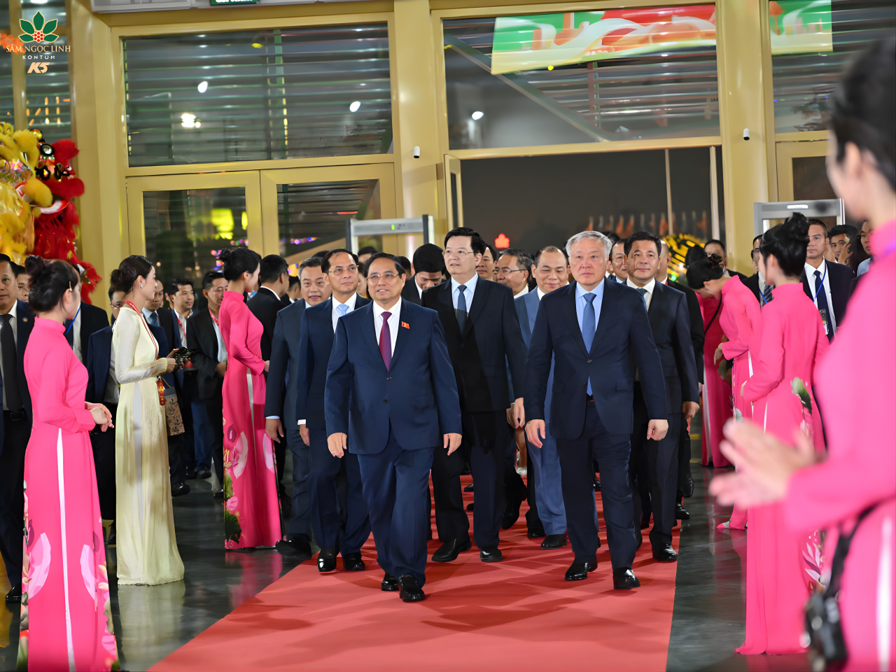 Thủ tướng Chính phủ Phạm Minh Chính và các đại biểu tham dự buổi khai mạc sự kiện.