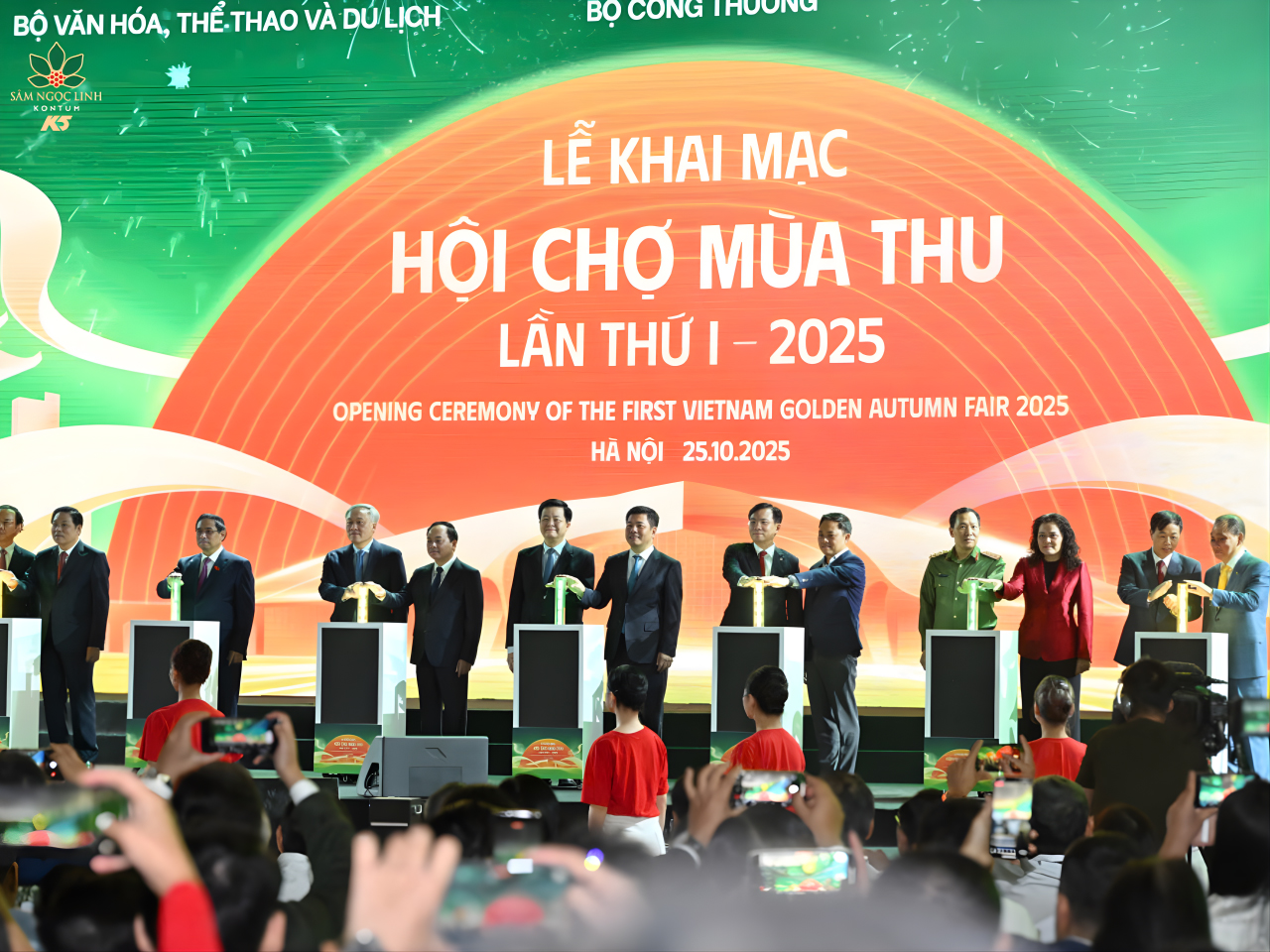 Thủ tướng Chính phủ Phạm Minh Chính và các đại biểu thực hiện nghi thức khai mạc Hội chợ.