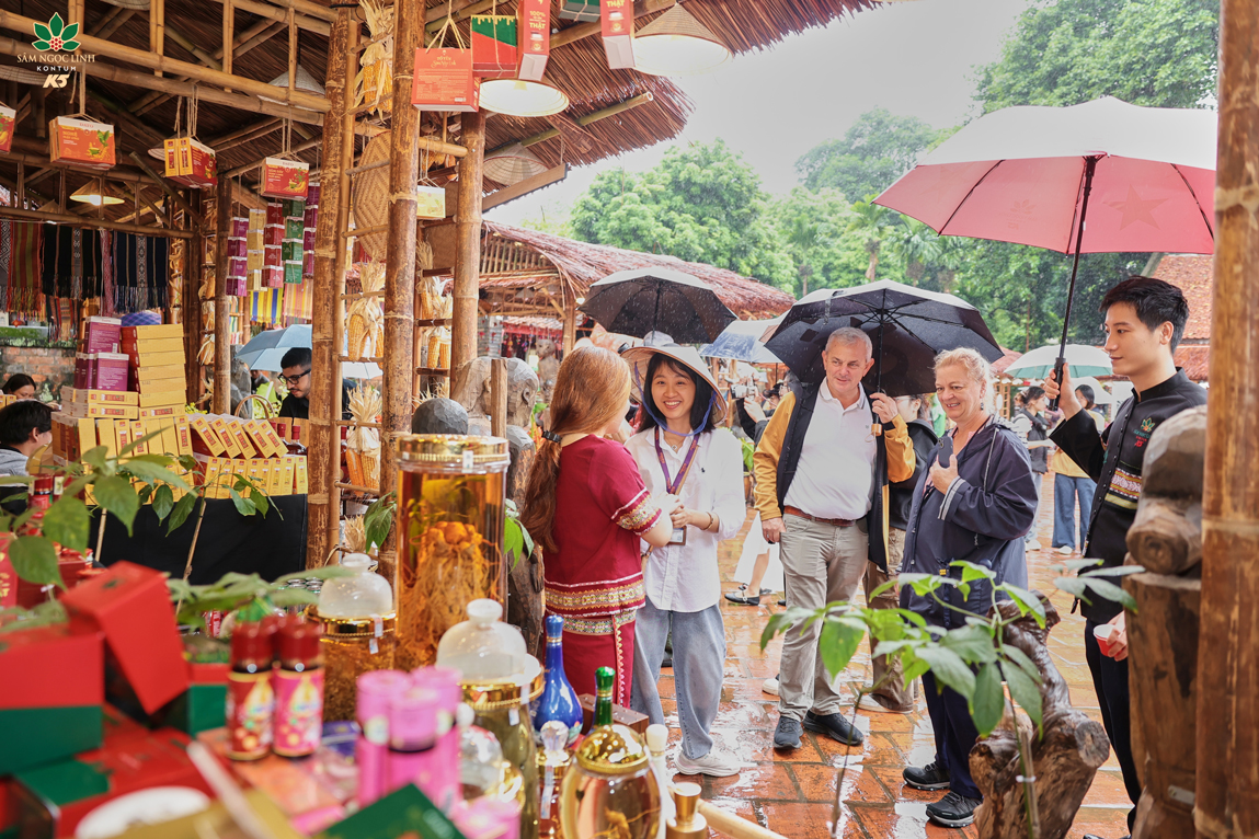 Du khách quốc tế tham quan gian hàng K5.