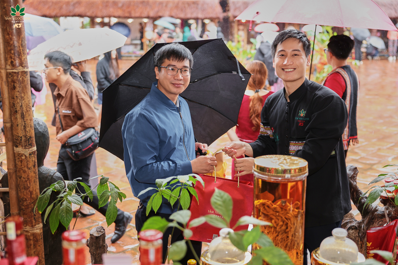 Khách tham quan mua sắm sản phẩm tại gian hàng K5.