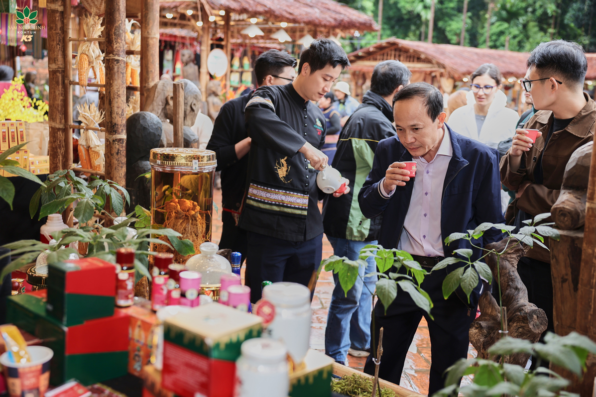 Khách tham quan thưởng thức sản phẩm K5.