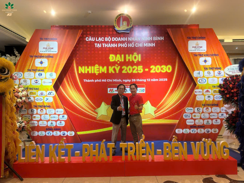 Đại diện K5 chụp ảnh check in tại đại hội CLB Doanh nhân Ninh Bình tại TP. HCM.