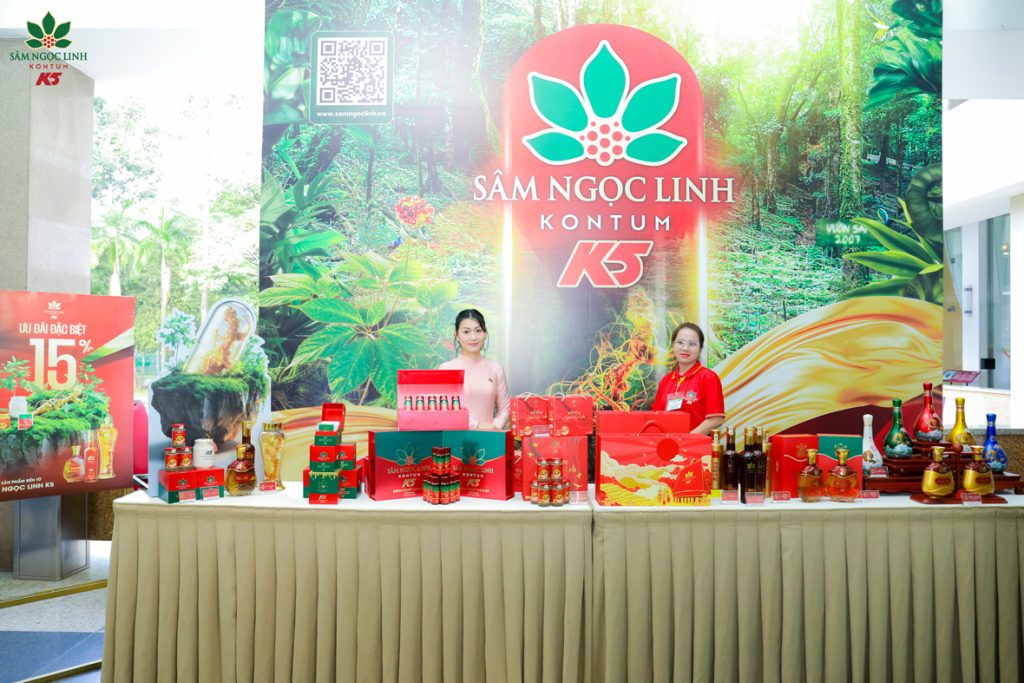 Gian hàng Sâm Ngọc Linh K5 tại hội thảo khoa học của Hội Đông Tây y kết hợp TP. HCM 2025.