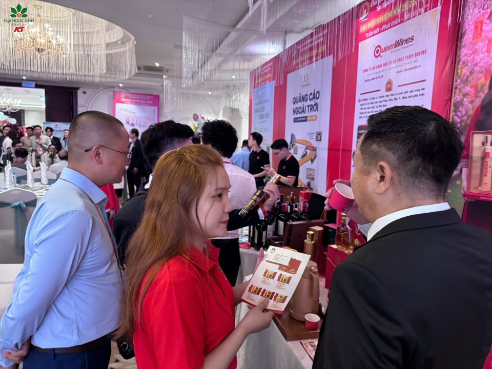 K5 giới thiệu các sản phẩm Sâm Ngọc Linh đến với các khách mời.