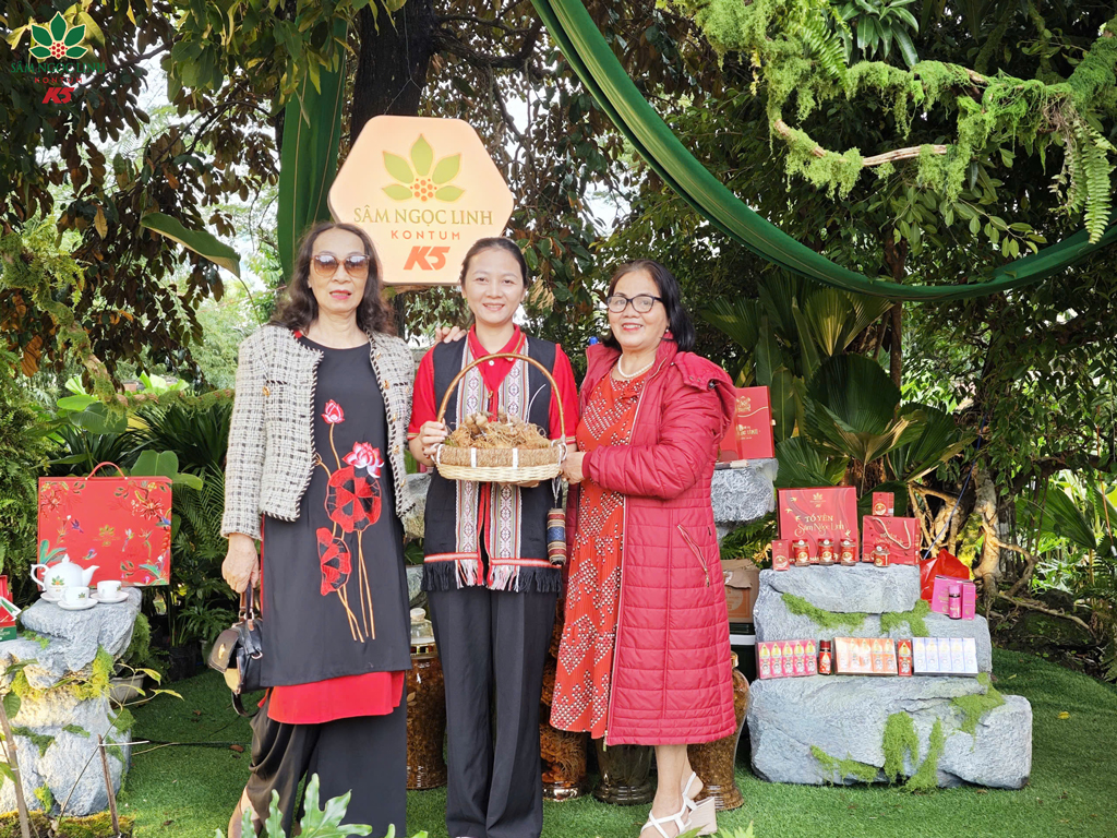 Khách tham quan chụp ảnh lưu niệm tại gian hàng K5.