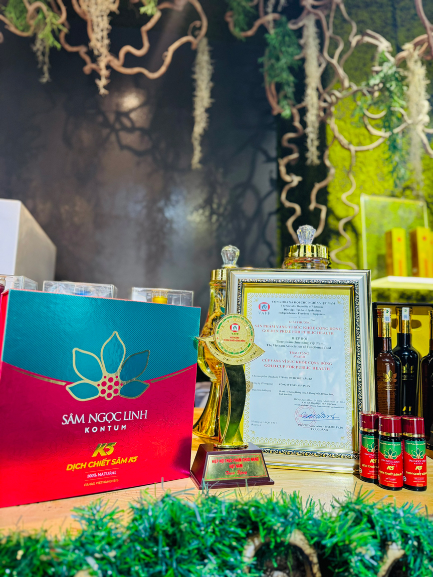 Cúp và chứng nhận giải thưởng Sản phẩm vàng vì sức khỏe cộng đồng năm 2024 của K5.