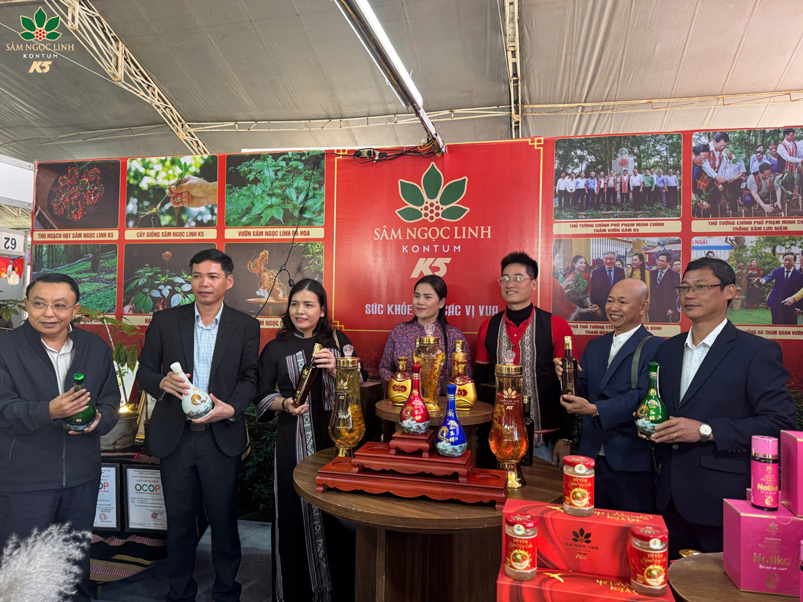 Bà Y Ngọc - Phó Chủ tịch tỉnh Quảng Ngãi ghé thăm gian hàng K5.