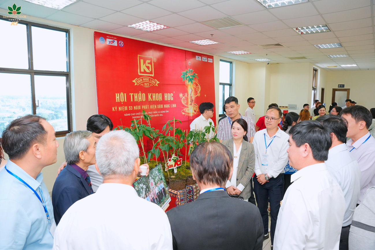 Các đại biểu tham quan gian hàng trưng bày của K5.