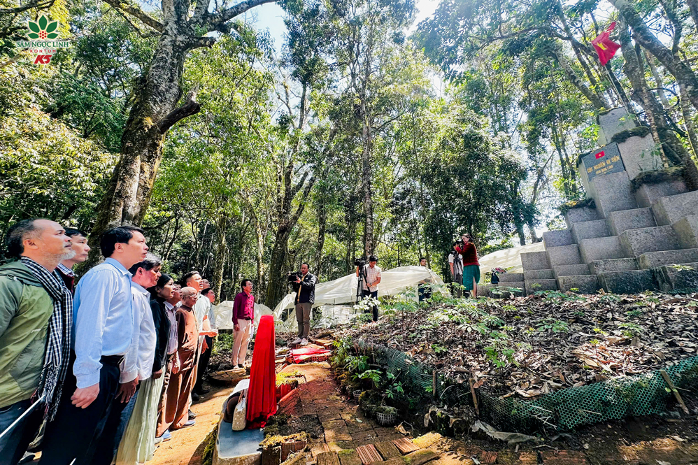 Các đại biểu thực hiện nghi thức chào cờ, hát Quốc ca tại Đài Kỷ niệm Cội nguồn Di sản.