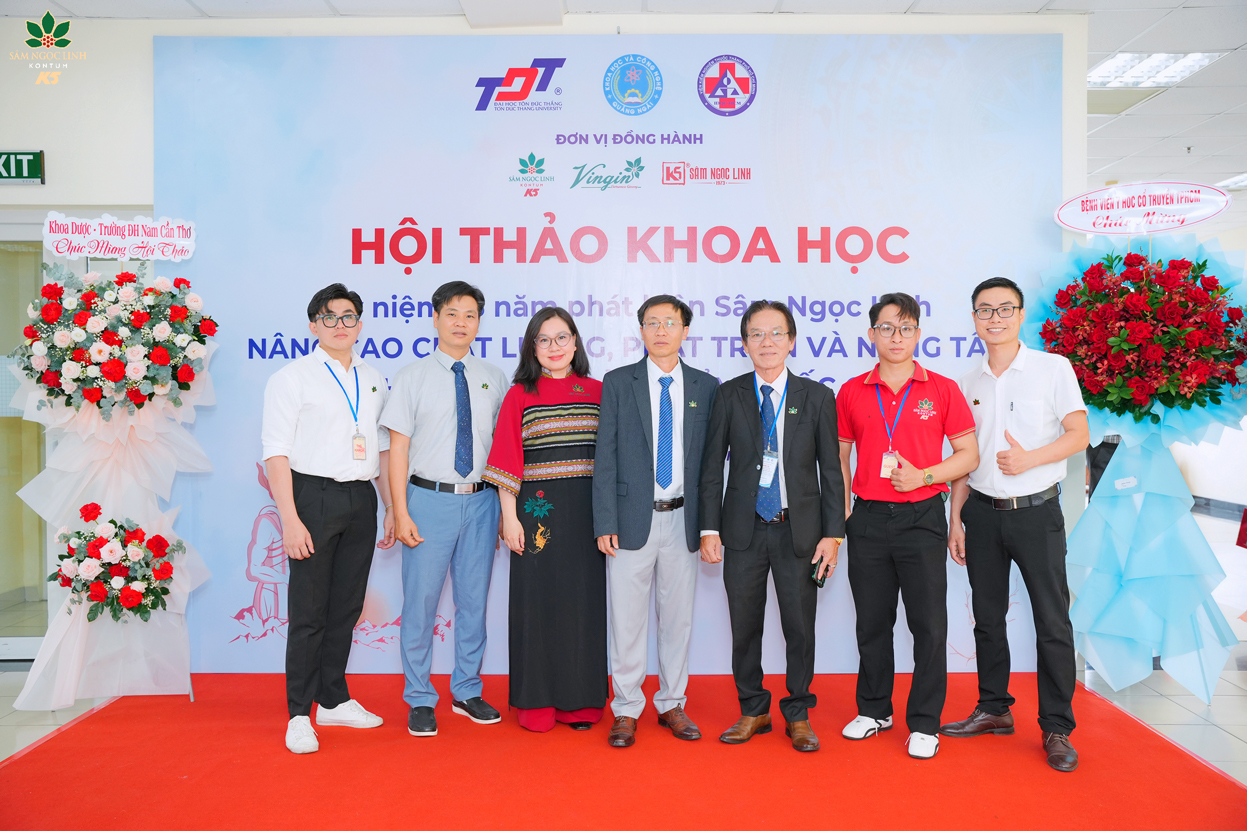 Các thành viên K5 chụp ảnh kỷ niệm tại sự kiện.