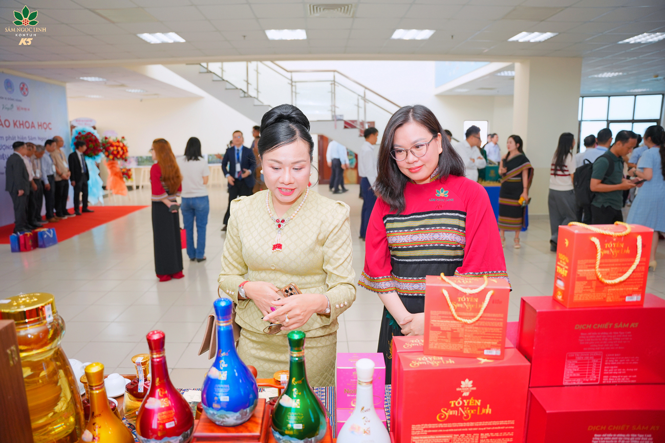 Đại biểu tìm hiểu thêm về các sản phẩm Sâm Ngọc Linh.