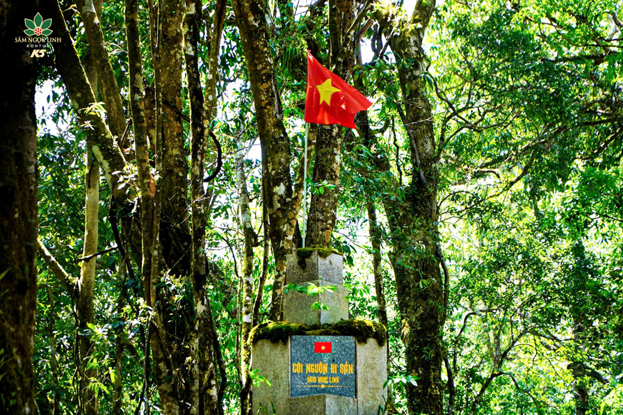 Là cờ đỏ sao vàng tung bay trên Đài Kỷ niệm Cội nguồn Di sản.