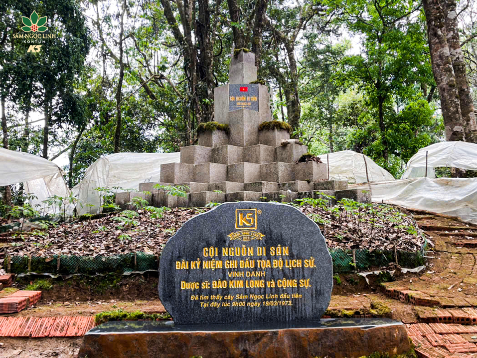 Đài Kỷ niệm Cội nguồn Di Sản - một cột mốc quan trọng lưu giữ những công ơn của thế hệ đi trước đã tìm ra cây sâm đầu tiên. 