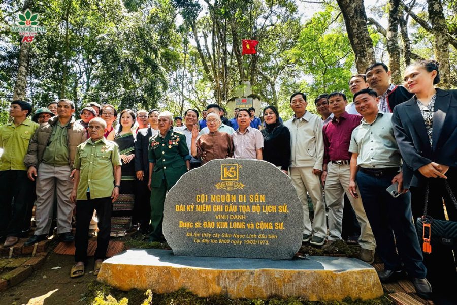 Dược sỹ Đào Kim Long và các đại biểu chụp ảnh lưu niệm tại Đài Kỷ niệm Cội nguồn Di sản.