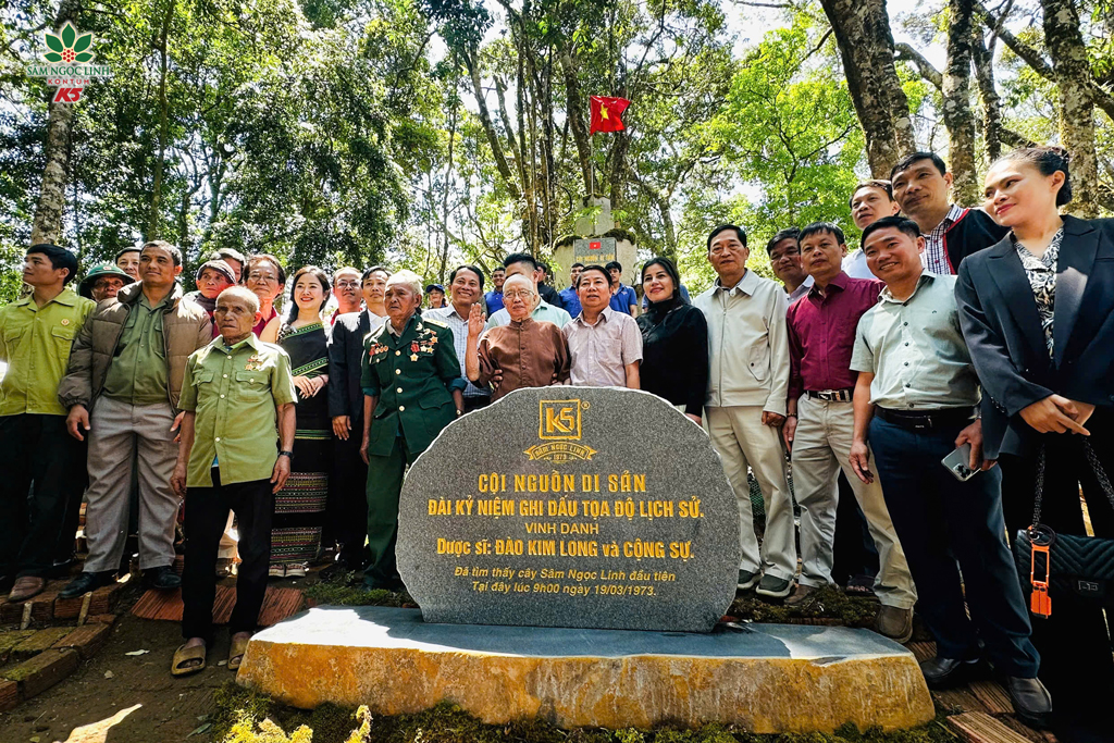Dược sỹ Đào Kim Long và các đại biểu chụp ảnh lưu niệm tại Đài Kỷ niệm Cội nguồn Di sản.