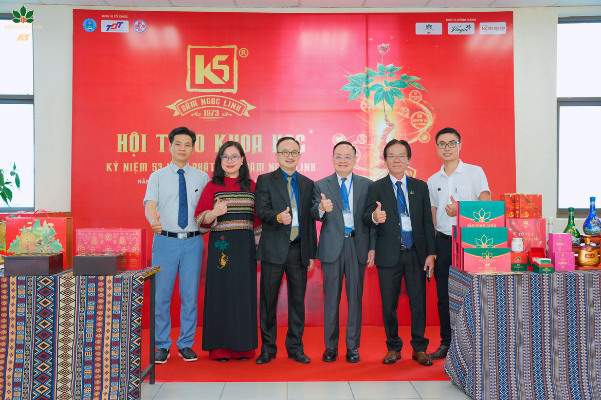 Đại diện K5 chụp ảnh cùng các nhà khoa học tại gian hàng K5.