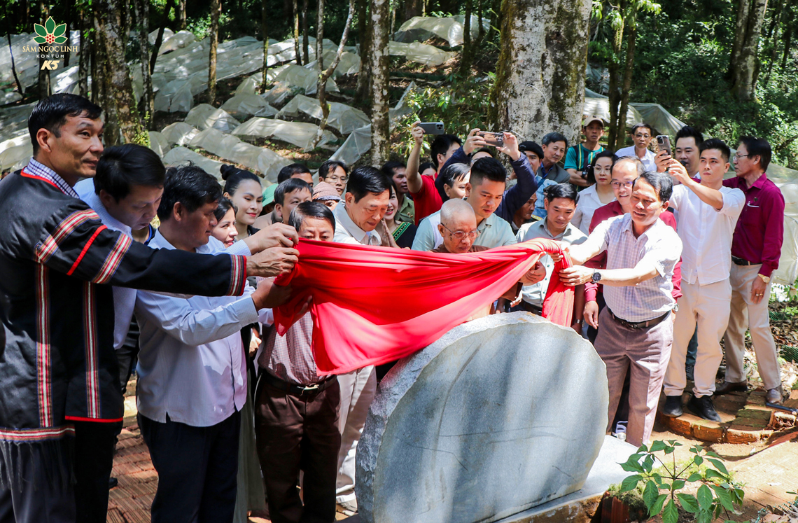 Các đại biểu thực hiện nghi thức khánh thành Đài Kỷ niệm Cội nguồn Di sản.