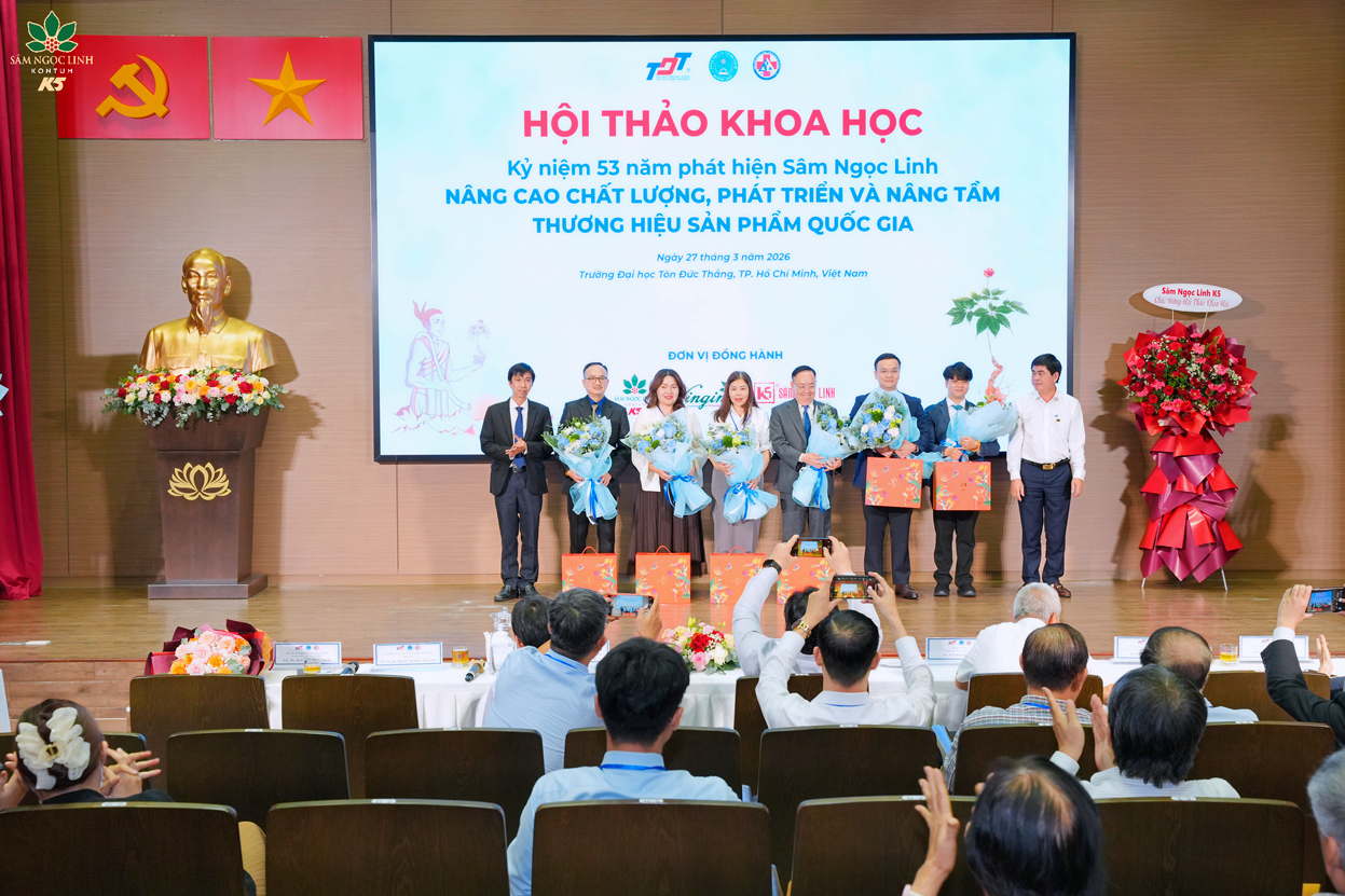 Tặng hoa và quà cho các nhà khoa học tại Hội thảo.