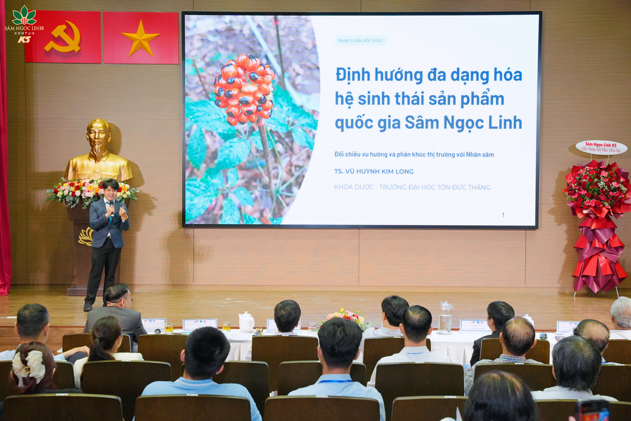 TS. Vũ Huỳnh Kim Long trình bày báo cáo khoa học tại Hội thảo.