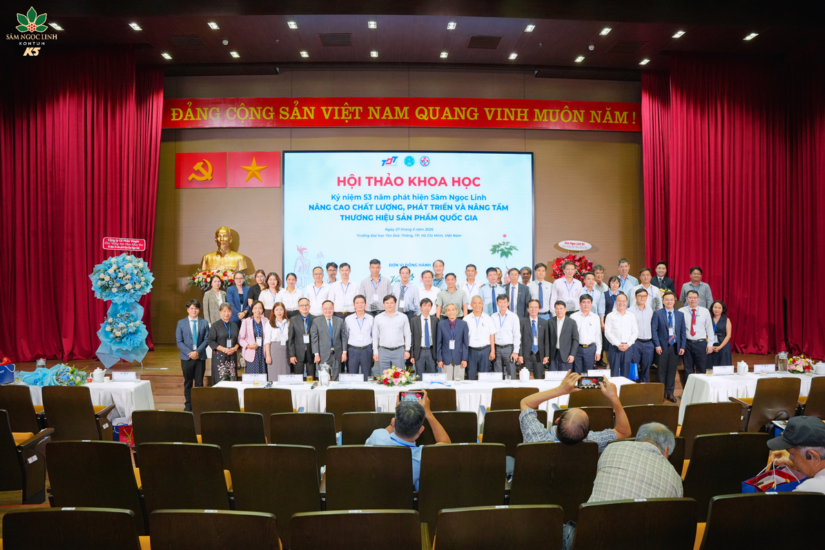 Các đại biểu chụp ảnh lưu niệm tại Hội thảo khoa học Sâm Ngọc Linh.
