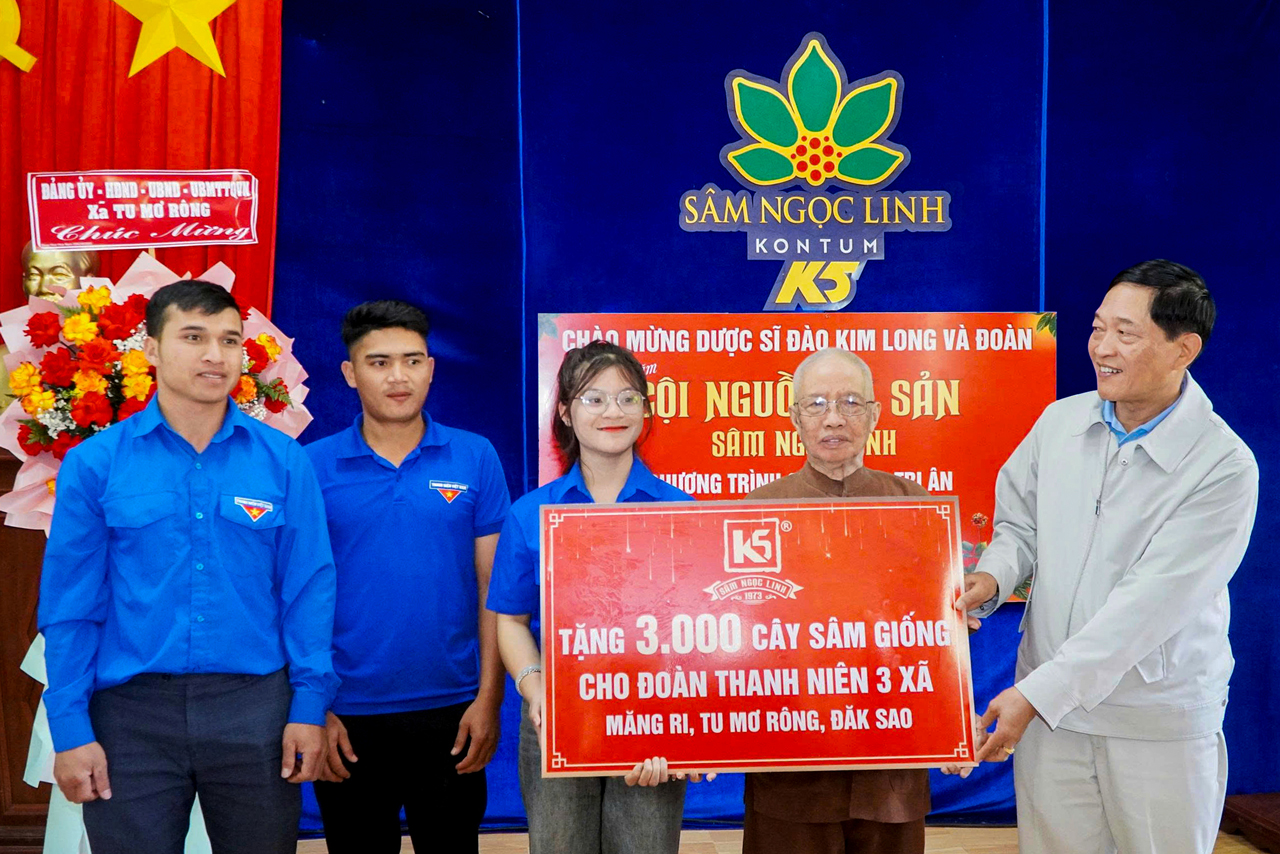 Trao tặng 3000 cây sâm giống cho Đoàn Thanh niên 3 xã.