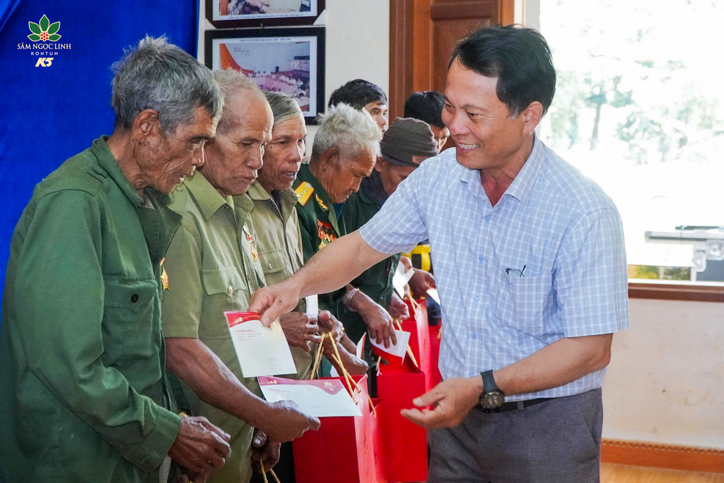 Tặng quà tri ân cho các Cựu Chiến binh tại địa phương.