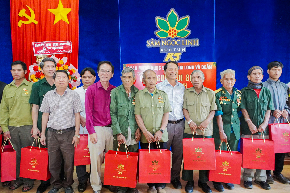 K5 dành tặng các Cựu Chiến bình những phần quà nho nhỏ gói trọn tấm lòng và sự tri ân của thương hiệu.