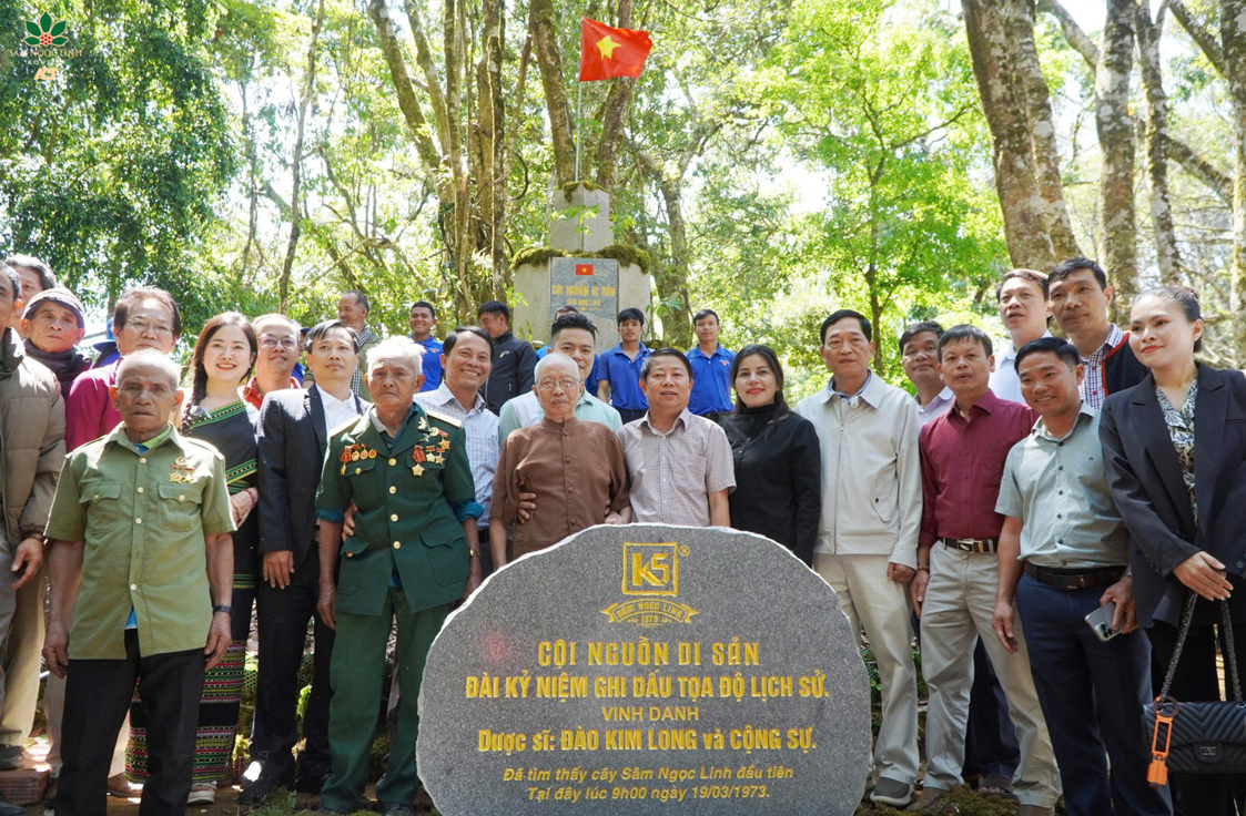 Dược sĩ Đào Kim Long, các lãnh đạo và bà con chụp ảnh tại Đài Kỷ niệm Cội nguồn Di sản. 