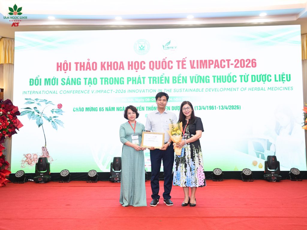 Đại diện K5 nhận chứng nhận từ Ban Tổ chức.