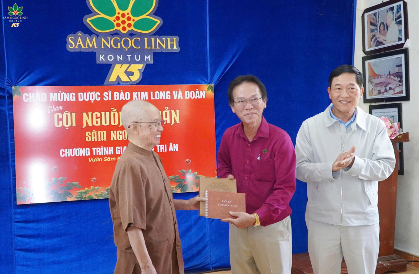 Dược sĩ Đào Kim Long tặng quà cho đại diện K5.