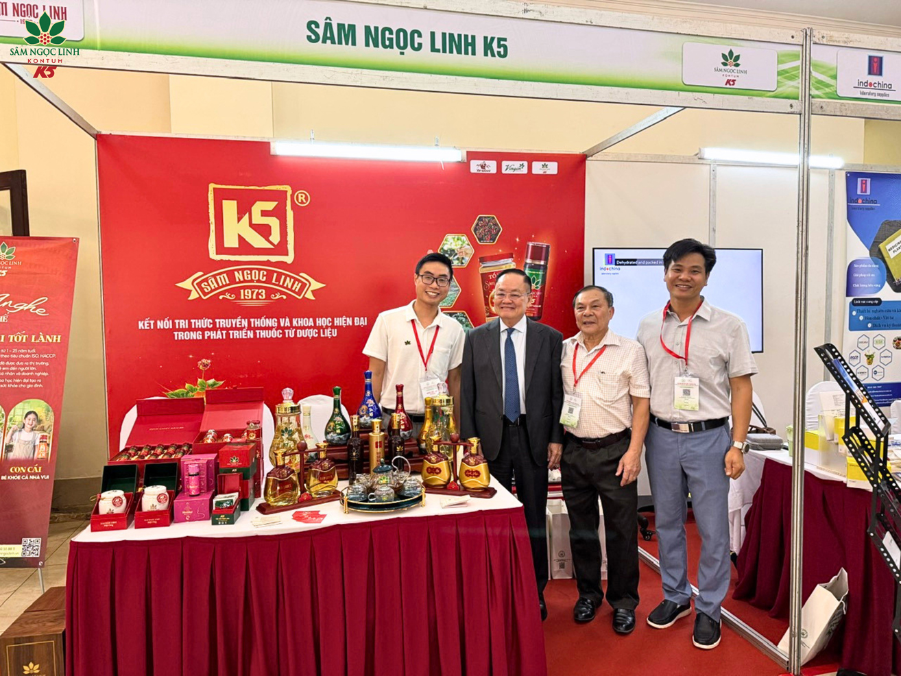 GS.TS Nguyễn Minh Đức ghé thăm gian hàng K5.