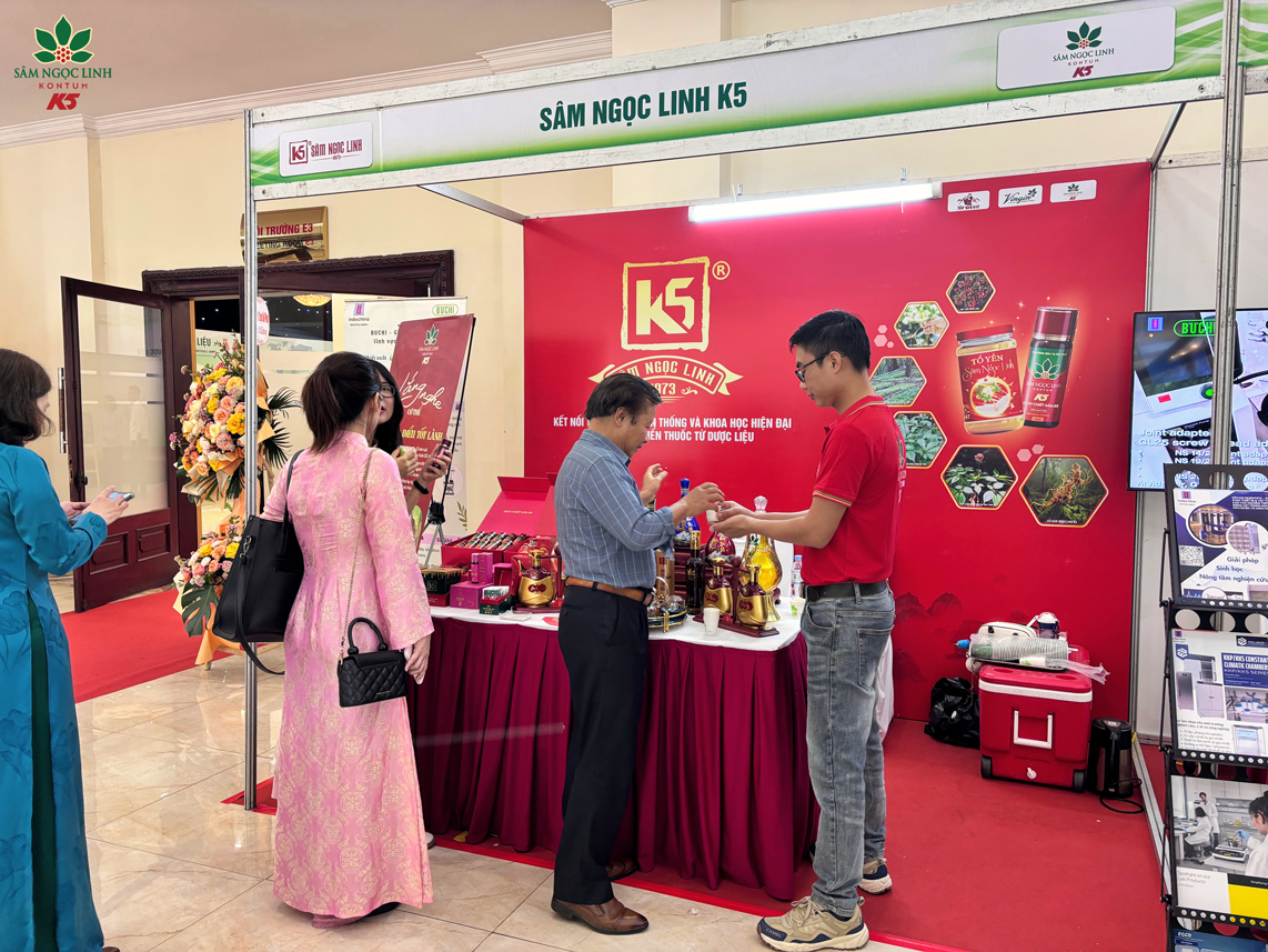 Khách tham quan ghé thăm gian hàng K5.