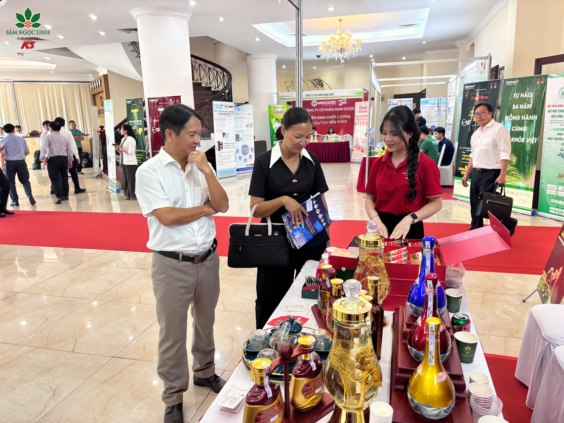 K5 tư vấn cho khách tham quan về các sản phẩm Sâm Ngọc Linh.