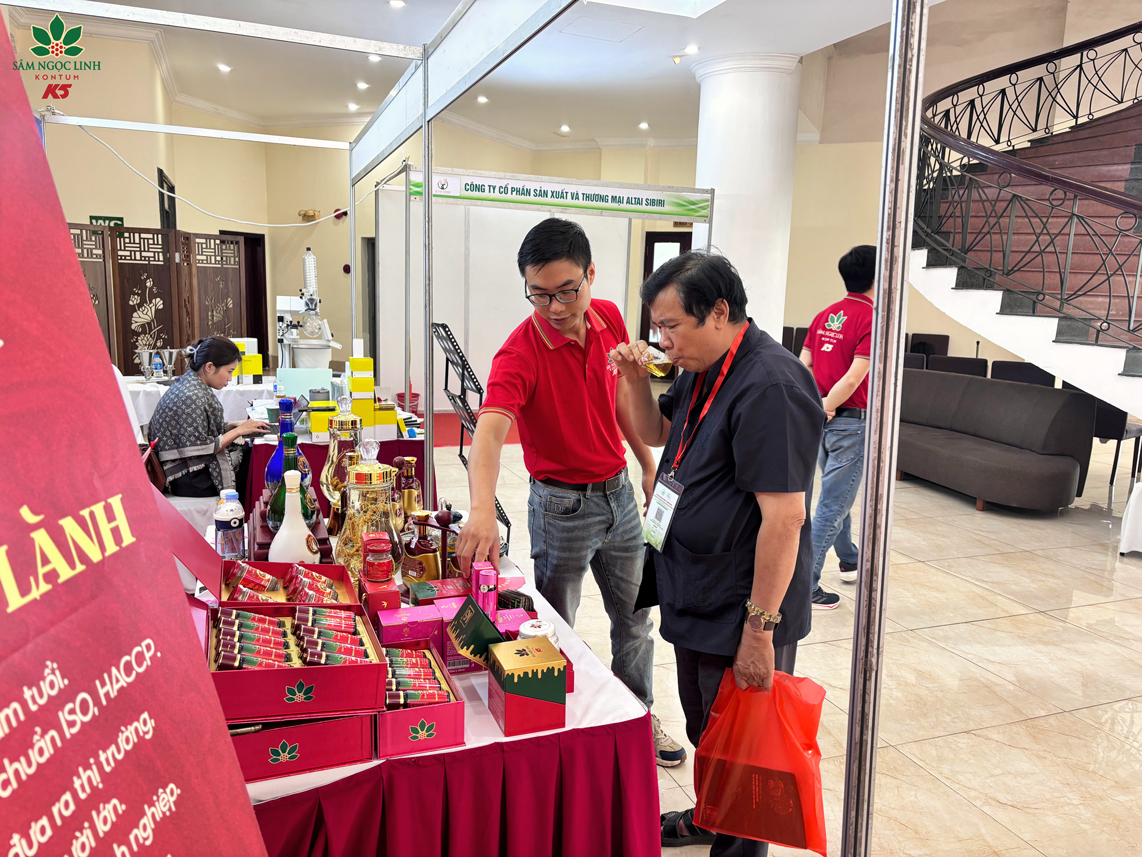 Khách tham quan thưởng thức sản phẩm K5.