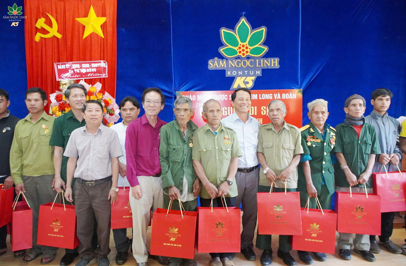 Đại diện K5 tặng quà cho Cựu Chiến bình và gia đình có công với cách mạng.