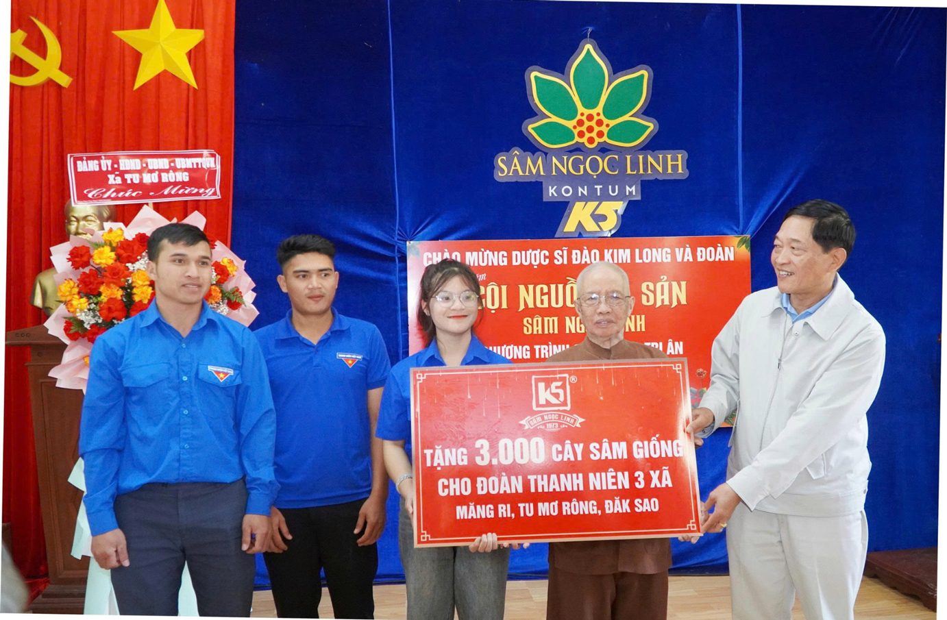 Tặng 3000 cây sâm giống cho Đoàn Thanh niên 3 xã.