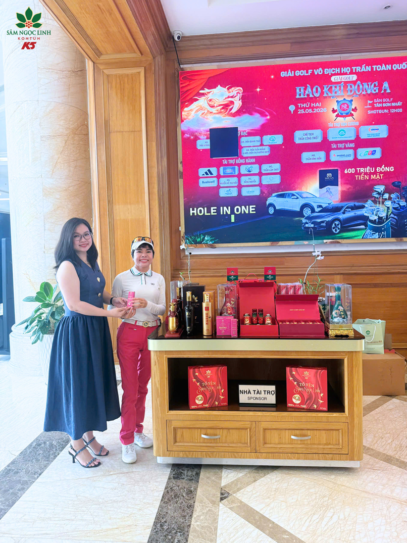 Golfer check in cùng sản phẩm tại gian hàng K5.