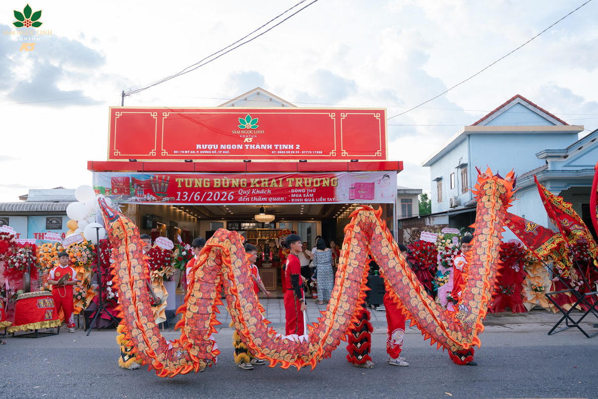 Biểu diễn múa rộng khai trương showroom Sâm Ngọc Linh K5 Huế.