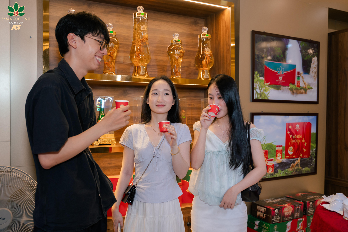 Người dân Huế thưởng thức sản phẩm K5.