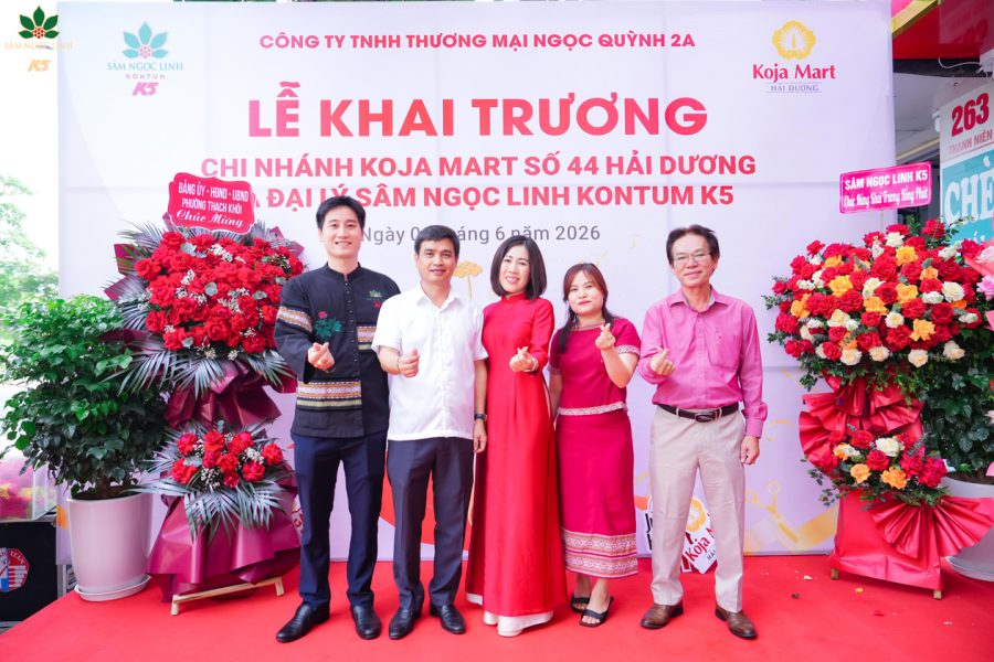 Các thành viên K5 chụp ảnh lưu niệm tại ngày khai trương showroom.