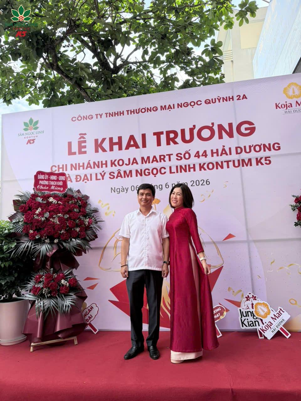 Đại diện chủ showroom Hải Phòng check in tại ngày khai trương.